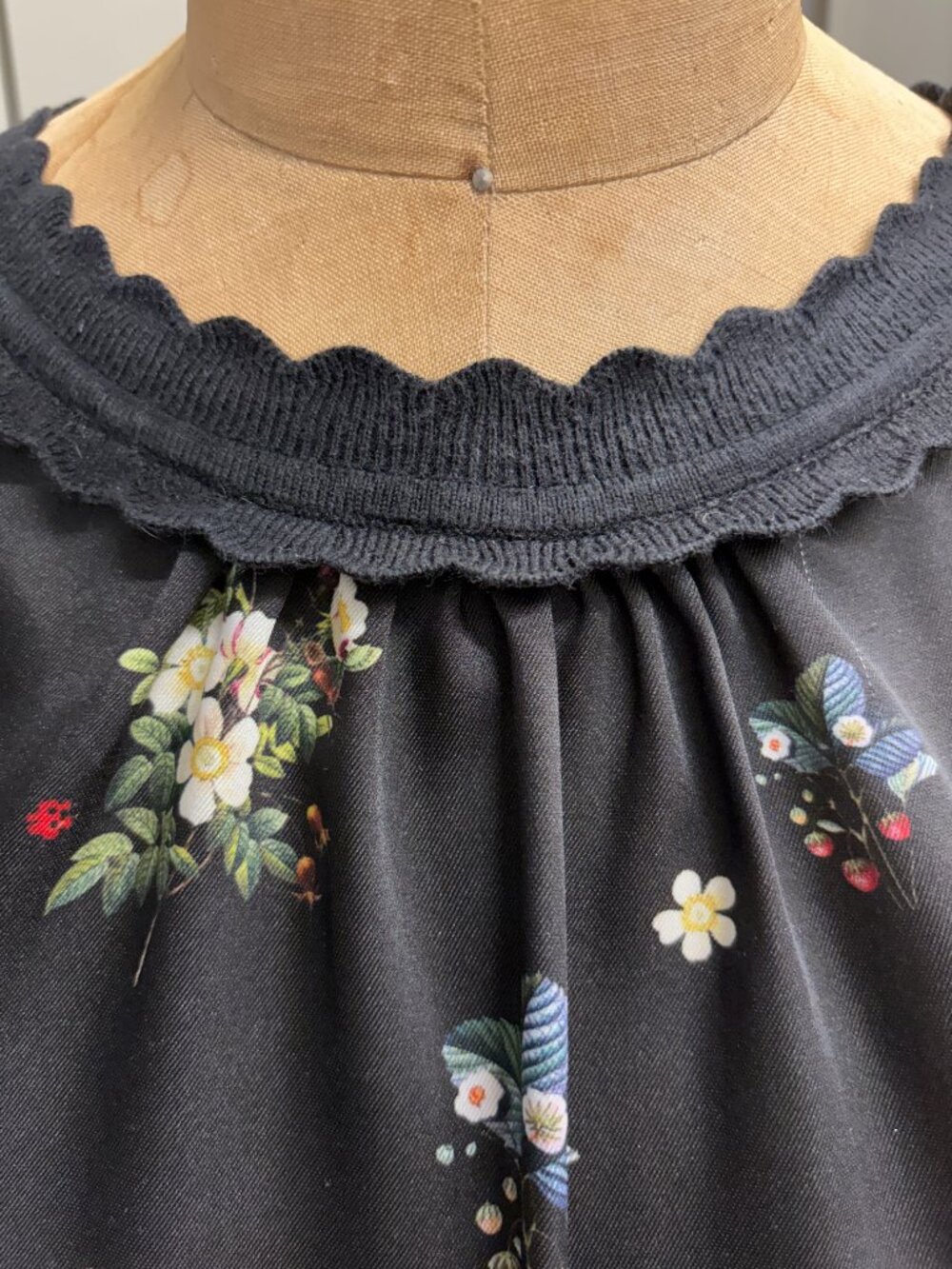 Ted Baker Shrayha Scallop Trim Floral Mixed-Media Top - Size 3 - Picture 6 of 8